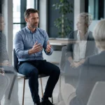 Groupe de managers en cercle échangeant lors d'une séance de communauté de pairs