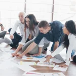 équipe sur le sol pour suivre une formation au management pour toute l'équipe