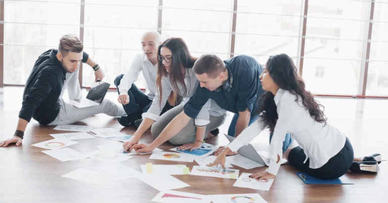 équipe sur le sol pour suivre une formation au management pour toute l'équipe