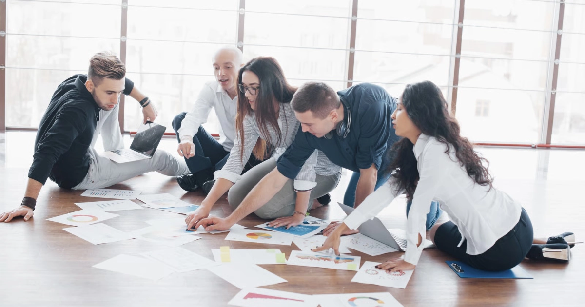 équipe sur le sol pour suivre une formation au management pour toute l'équipe