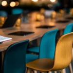 une table de réunion où seules quelques places sont réellement occupées, les autres chaises restant vides et les ordinateurs fermés