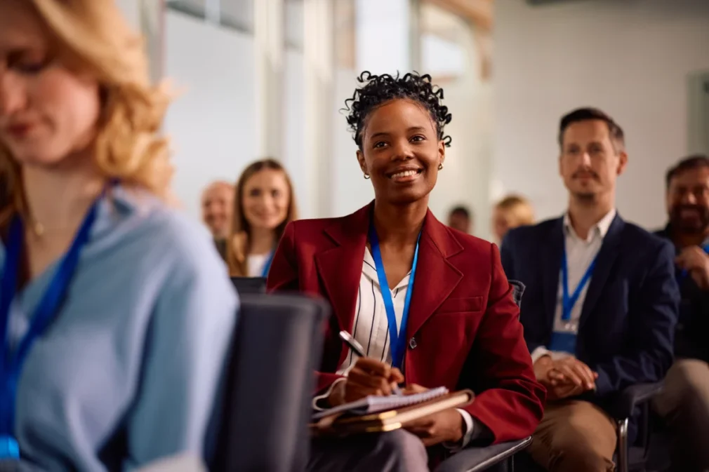 femme qui assiste à un événement d'entreprise parce qu'un événement interne se remplit par son contenu, pas par sa logistique