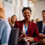 femme qui assiste à un événement d'entreprise parce qu'un événement interne se remplit par son contenu, pas par sa logistique