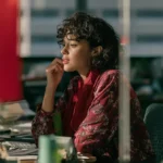 femme à son bureau cherche le responsable de l'échec de la transformation