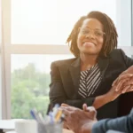 deux collègues échangent sur l'entreprise apprenante