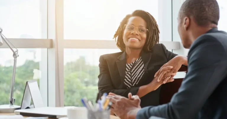 deux collègues échangent sur l'entreprise apprenante