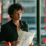 femme professionnelle concentrée sur sa promotion de manager