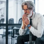 dirigeant assis seul qui fait face aux silences des managers